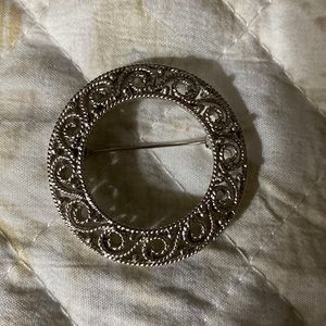 Beautiful Vintage s scrolled silver brooch approximately 1 1/2 “ in diameter
